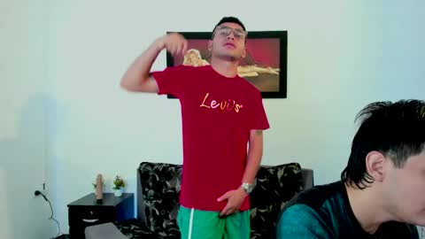 Snapshot of xxhoty0ung_boysxx chatting on 02-14-25, 02:33 David and Mike online show from 02-14-25, 02:33