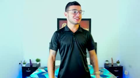 Snapshot of xxhoty0ung_boysxx chatting on 02-18-25, 02:38 David and Mike online show from 02-18-25, 02:38