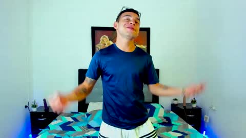 Snapshot of xxhoty0ung_boysxx chatting on 02-19-25, 10:53 David and Mike online show from 02-19-25, 10:53