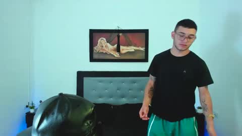 Snapshot of xxhoty0ung_boysxx chatting on 02-25-25, 09:24 David and Mike online show from 02-25-25, 09:24