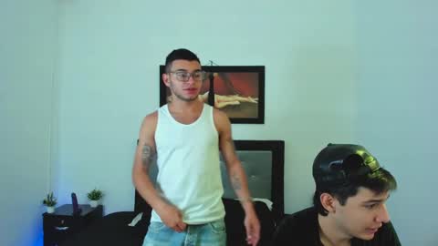 Snapshot of xxhoty0ung_boysxx chatting on 02-26-25, 02:25 David and Mike online show from 02-26-25, 02:25