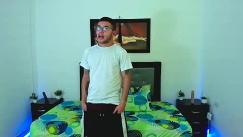 Snapshot of xxhoty0ung_boysxx chatting on 02-27-25, 09:36 David and Mike online show from 02-27-25, 09:36