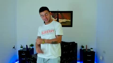 Snapshot of xxhoty0ung_boysxx chatting on 03-05-25, 02:45 David and Mike online show from 03-05-25, 02:45