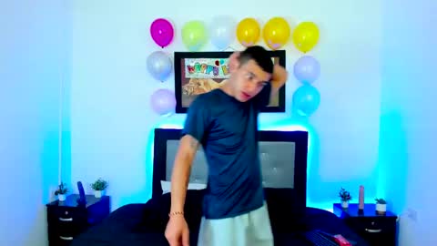 Snapshot of xxhoty0ung_boysxx chatting on 03-08-25, 08:57 David and Mike online show from 03-08-25, 08:57