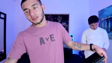 Snapshot of xxhoty0ung_boysxx chatting on 09-08-25, 07:13 David and Mike online show from 09-08-25, 07:13