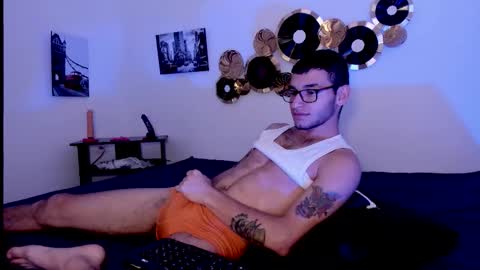 Snapshot of xxhoty0ung_boysxx chatting on 02-10-26, 06:45 David and Mike online show from 02-10-26, 06:45