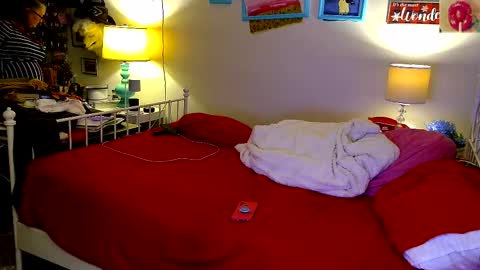 Strawberry Jane online show from 12-23-25, 07:17