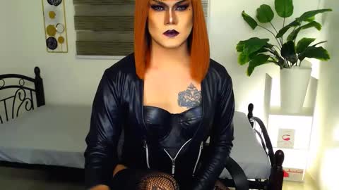 Snapshot of xyournightmarequeenx chatting on 05-11-26, 11:27 QueenMarina online show from 05-11-26, 11:27