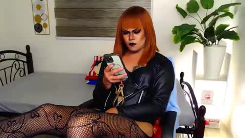Snapshot of xyournightmarequeenx chatting on 05-11-26, 04:04 QueenMarina online show from 05-11-26, 04:04