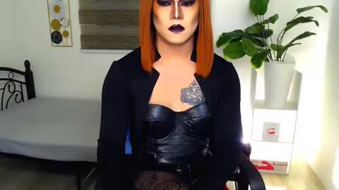 Snapshot of xyournightmarequeenx chatting on 05-21-26, 09:55 QueenMarina online show from 05-21-26, 09:55