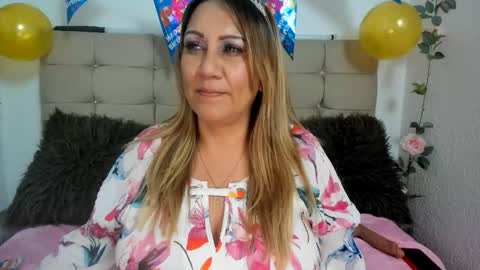 Snapshot of yayita_mature chatting on 06-11-26, 12:32 yayita online show from 06-11-26, 12:32