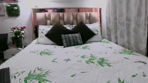 yellow_lily online show from 05-13-26, 11:51