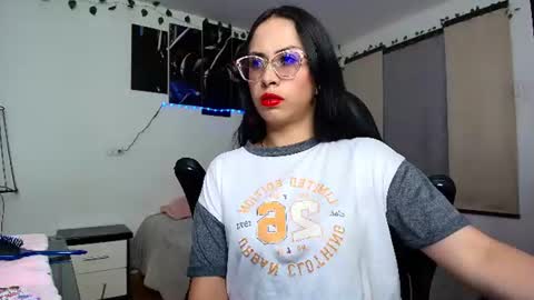 Snapshot of yesie_hot2 chatting on 06-17-26, 02:25 yesie_hot2 online show from 06-17-26, 02:25