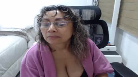 Snapshot of yessilatin chatting on 06-11-26, 02:53 jessy online show from 06-11-26, 02:53