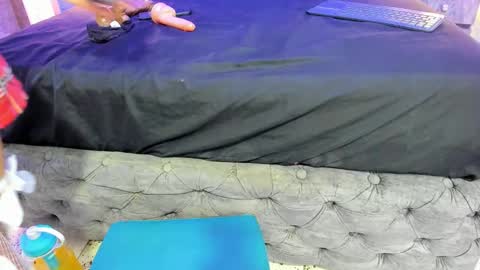 yiyisandoval online show from 11-14-25, 07:23