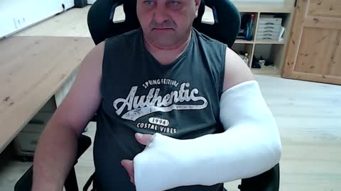 yoschi1976 online show from 04-12-26, 08:52