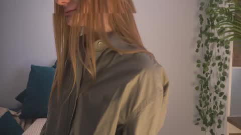 Snapshot of you_fell_in_love chatting on 03-22-26, 07:23 Elizabeth brunette -- Darline blonde online show from 03-22-26, 07:23