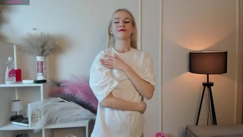 Elizabeth brunette -- Darline blonde  online show from 05-06-26, 07:30