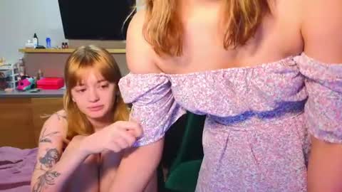 Snapshot of younona chatting on 06-18-26, 04:55 Anna and Luna online show from 06-18-26, 04:55