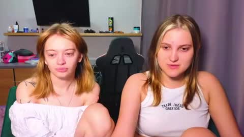 Snapshot of younona chatting on 07-15-26, 04:56 Anna and Luna online show from 07-15-26, 04:56