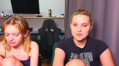 Snapshot of younona chatting on 07-17-26, 05:51 Anna and Luna online show from 07-17-26, 05:51