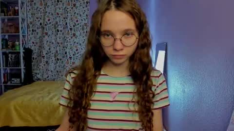 Snapshot of your_leslie chatting on 11-05-25, 10:43 Leslie online show from 11-05-25, 10:43