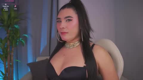 Snapshot of yourlatina_emely chatting on 02-14-26, 11:01 EMELY online show from 02-14-26, 11:01