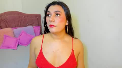 Snapshot of yourlatina_emely chatting on 02-18-26, 01:56 EMELY online show from 02-18-26, 01:56
