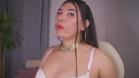 Snapshot of yourlatina_emely chatting on 02-21-26, 12:00 EMELY online show from 02-21-26, 12:00