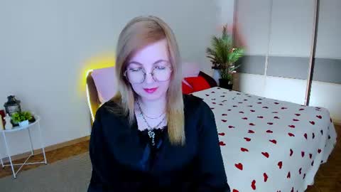 Snapshot of youruniverser chatting on 06-15-26, 09:22 Alice online show from 06-15-26, 09:22