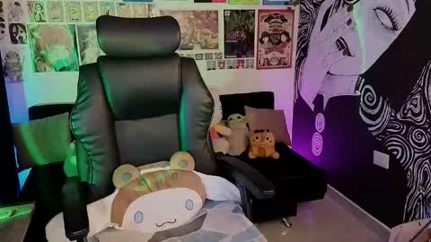    rawr   Anne Independent model      online show from 02-18-26, 11:55