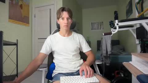 Snapshot of yummyalexxx chatting on 07-11-26, 06:43 Alex online show from 07-11-26, 06:43