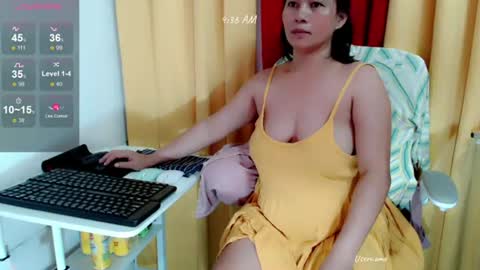 Snapshot of yummyhottits chatting on 06-25-26, 08:35 nemay online show from 06-25-26, 08:35