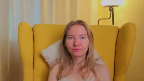 Snapshot of yuricazel chatting on 03-25-26, 06:52 Alesia online show from 03-25-26, 06:52