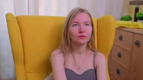 Snapshot of yuricazel chatting on 04-14-26, 07:25 Alesia online show from 04-14-26, 07:25