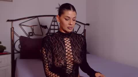 Snapshot of yvonneeverlee chatting on 06-16-26, 07:49 I V Y online show from 06-16-26, 07:49