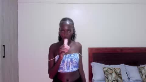 Snapshot of zara411 chatting on 06-18-26, 04:00 Zara online show from 06-18-26, 04:00