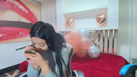 Snapshot of zoe_connor19 chatting on 07-16-26, 09:10 Z O E online show from 07-16-26, 09:10