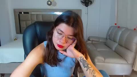 Snapshot of zoecruzz chatting on 04-14-26, 02:12 ZOE online show from 04-14-26, 02:12