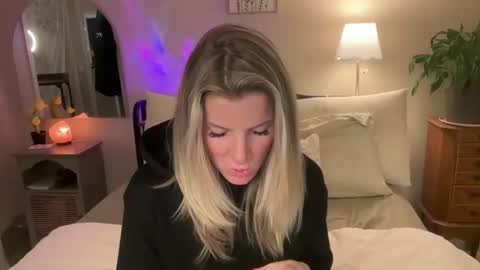 Zoeydanner online show from 03-06-26, 04:53