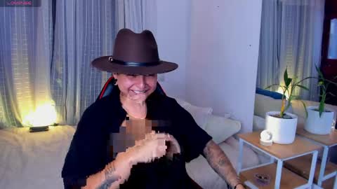 Snapshot of zuryramirez_ chatting on 04-18-26, 10:32 Zury Ramirez online show from 04-18-26, 10:32