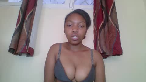 Snapshot of zyraelle_01 chatting on 04-22-26, 07:11 zyraelle_01 online show from 04-22-26, 07:11