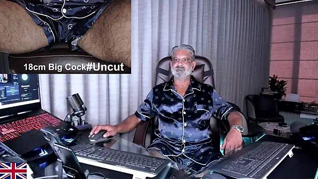 Snapshot of OnlineBossUK chatting on 06-07-26, 11:03 OnlineBossUK online show from 06-07-26, 11:03