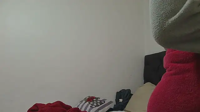 sluttylaura21 online show from 05-14-26, 06:53