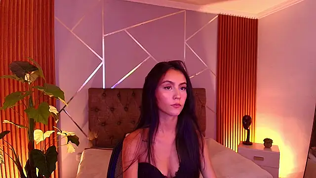 Coralinnee  online show from 03-19-26, 06:28