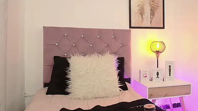 Snapshot of Violet_queen20 chatting on 03-02-25, 06:19 Violet queen20 online show from 03-02-25, 06:19