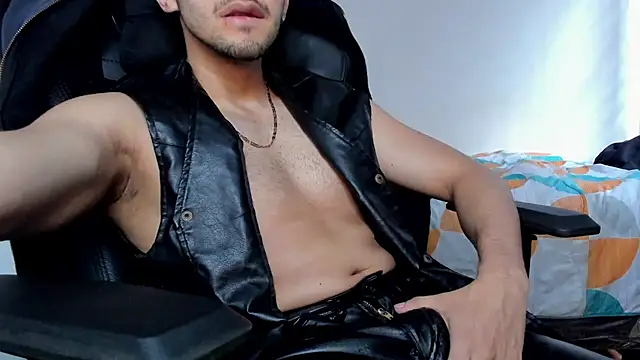 Snapshot of Tommy_Bred chatting on 07-10-26, 07:38 Tommy Bred online show from 07-10-26, 07:38