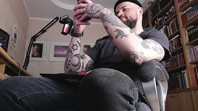 Snapshot of FindomJason chatting on 04-16-26, 06:47 FindomJason online show from 04-16-26, 06:47