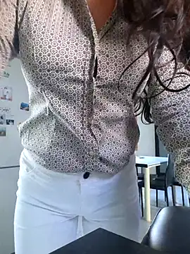 Snapshot of luxxe25 chatting on 11-26-25, 08:37 luxxe25 online show from 11-26-25, 08:37