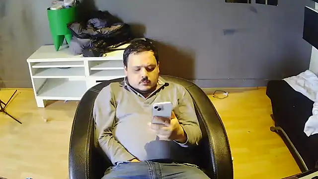 Snapshot of Bebemickey75 chatting on 05-19-26, 02:01 Bebemickey75 online show from 05-19-26, 02:01